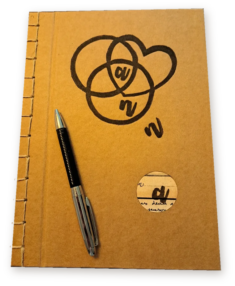 Libreta de notas con el logotipo de la consulta y un bolígrafo